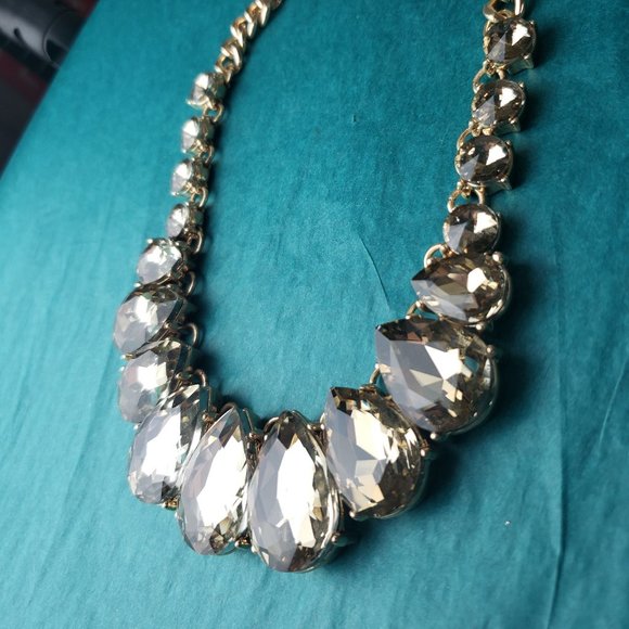 2/20$ Gorgeous champagne color sparkly necklace - Picture 6 of 7